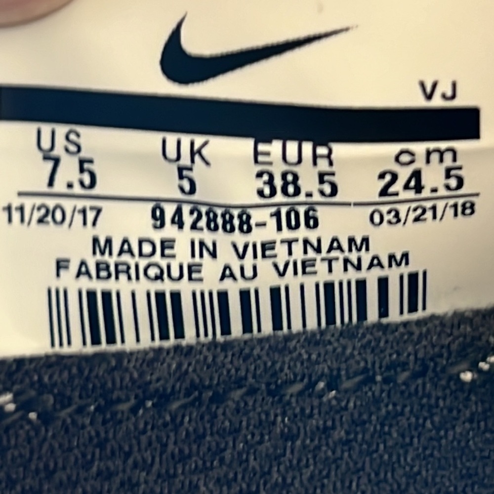 Woman’s Nike running shoes 7.5 - Picture 4 of 5